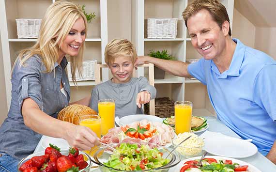 Server sund mad på store tallerkener, men fed mad på små tallerkener. Det er måske det smarte råd til at undgå at dit barn bliver for fedt.